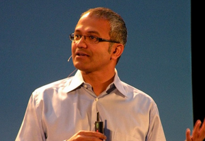 Satya Nadella compite con Alan Mullaly para conseguir ser CEO de Microsoft. 