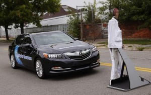 El automóvil Acura RLX Sedán probando sus novedades de conexión, frena ante un 'peatón' en las pruebas. 