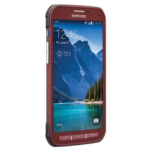 El Samsung Galaxy S5 Active está disponible en varios colores, como este rojo de la foto. 