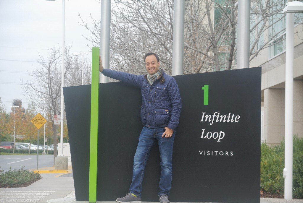 Juan Fernández en el número 1 de Infinite Loop, en Cupertino, donde se sitúa en edificio principal de Apple (antes de que la futura mudanza a las instalaciones en construcción del Apple Apple Spaceship)