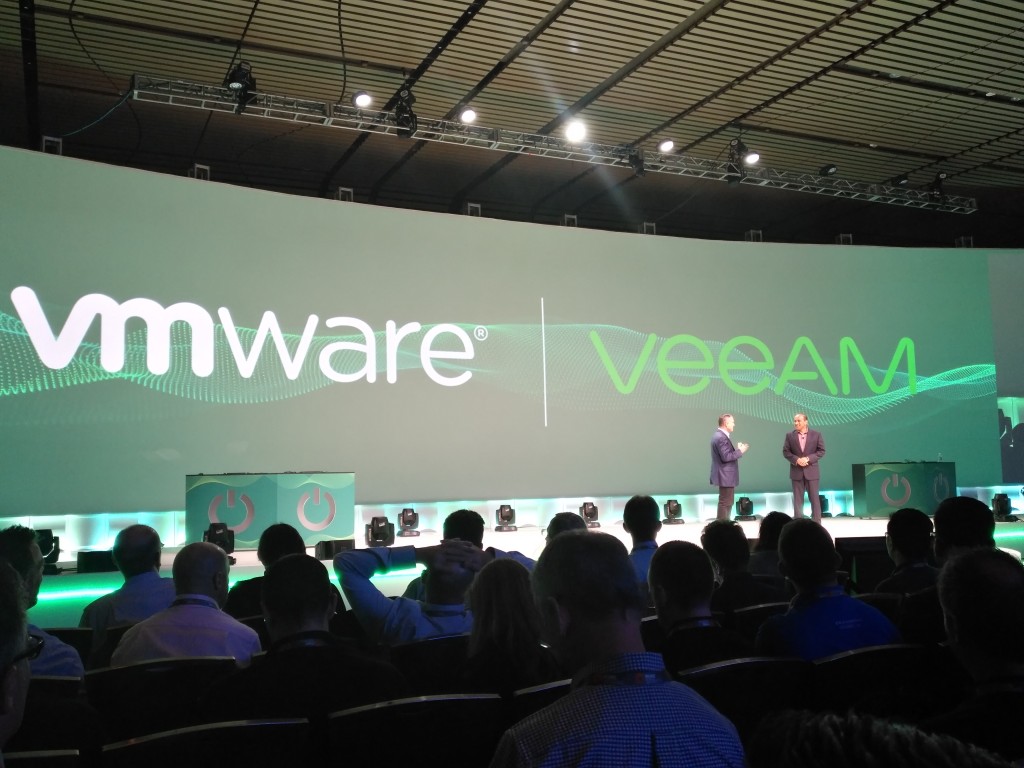 Peter McKay, CEO de Veeam Software, y Sanjay Poonen, COO de VMware, en un momento de su presentación durante el VeeamON 2017