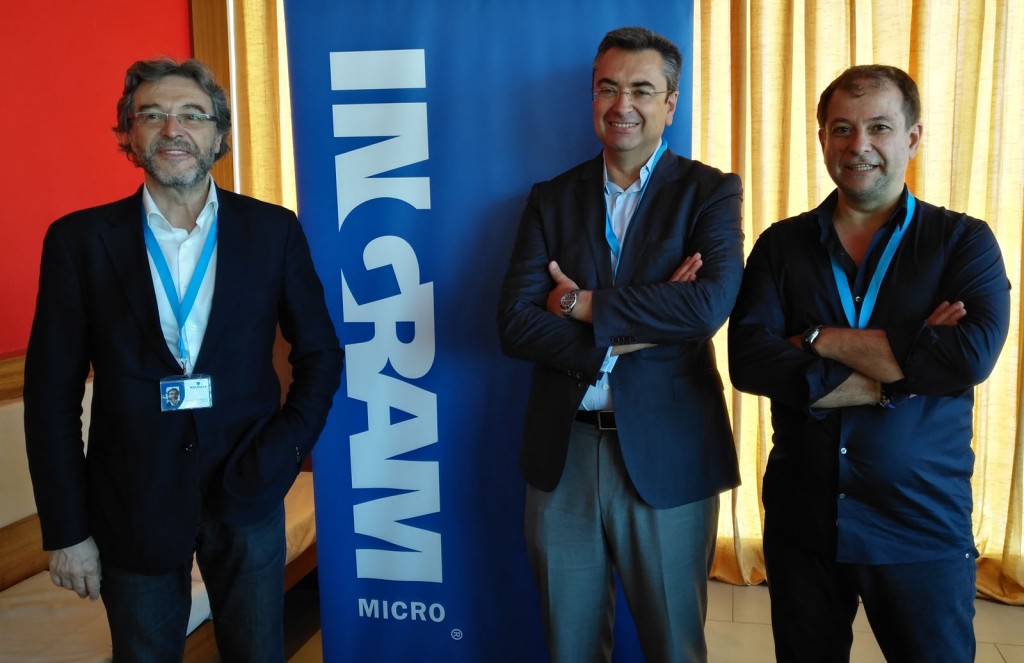 Juan Antonio Gómez, presidente de Walhalla; Alberto Pascual, director de Ingram Micro Madrid; y José Luis Montes, director de desarrollo de negocio de Walhalla  
